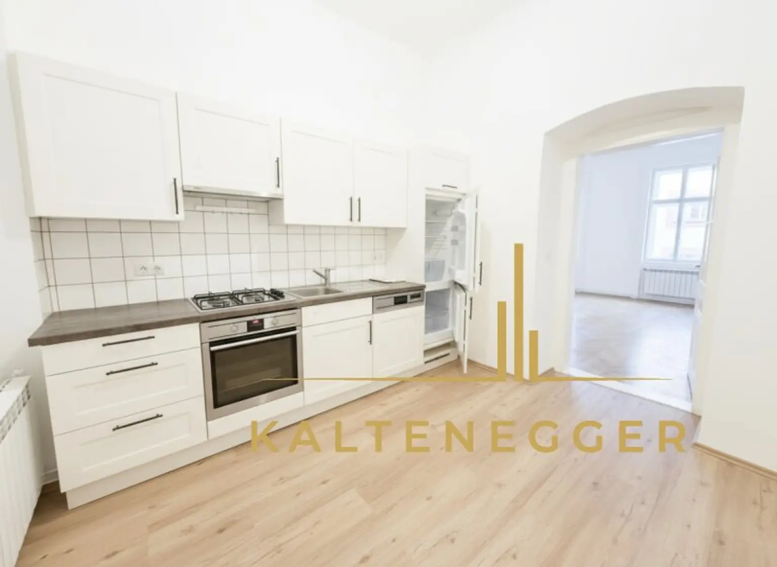 Küche mit Zugang zum Esszimmer