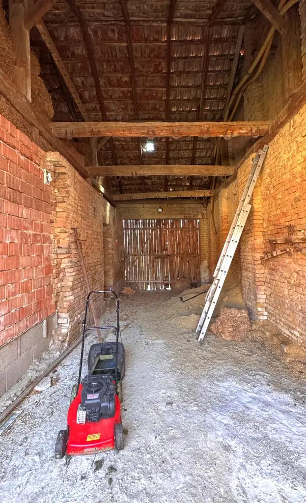 Ehemaliges Bauernhaus mit Nebengebäuden