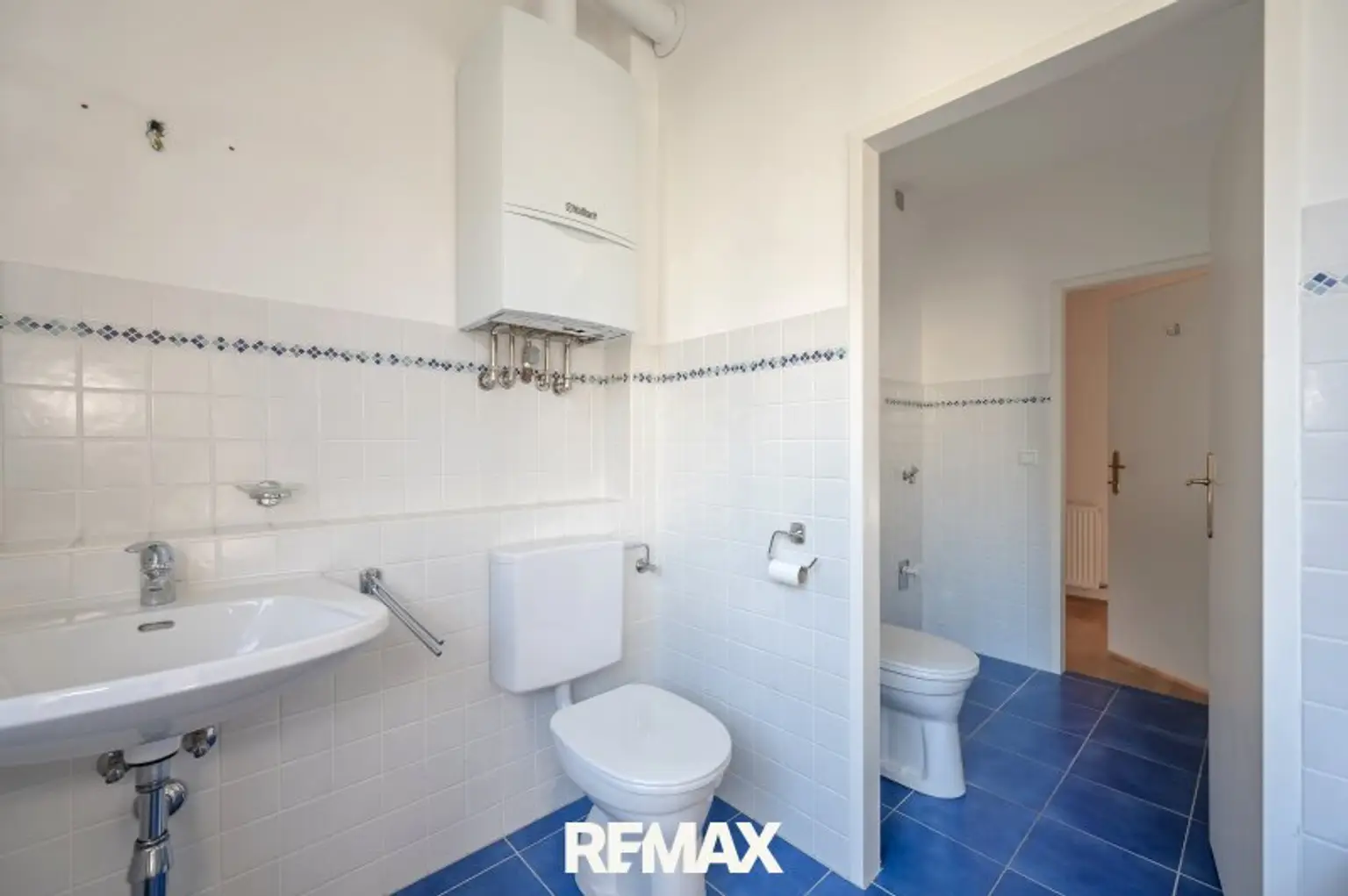 Bad mit Toilette und seperate Toilette