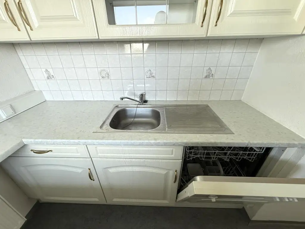 Eine helle, renovierungsbedürftige 3-Zimmer Wohnung // A bright 3-room apartment in need of renovation //