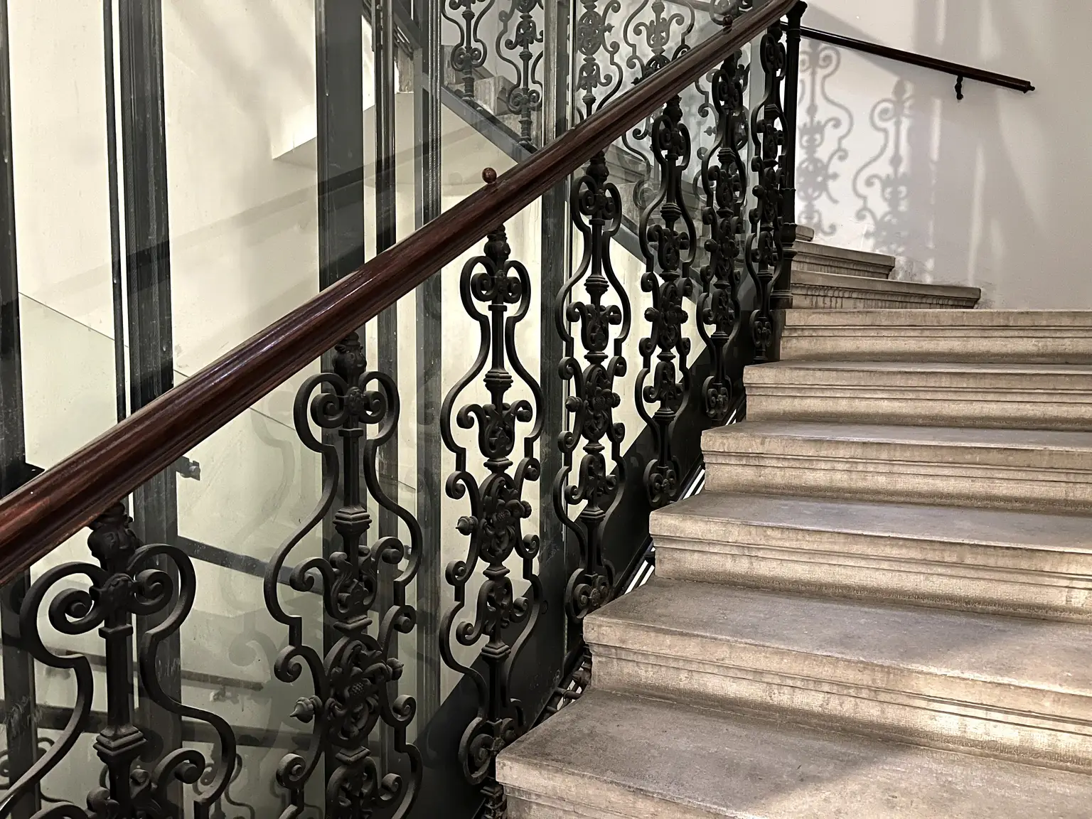 ERSTBEZUG NACH GENERALSANIERUNG: Einzigartige helle Altbauwohnung mit Stuckdecken in ruhiger Lage und einem kleinen Balkon