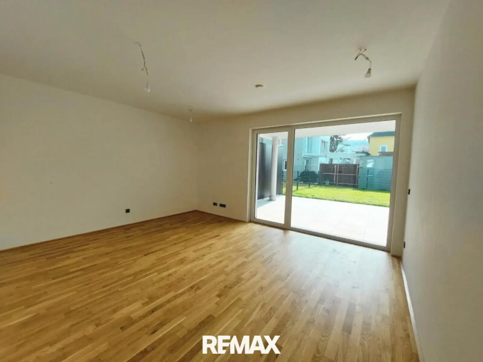 Wohn- und Essbereich mit Blick in den Garten