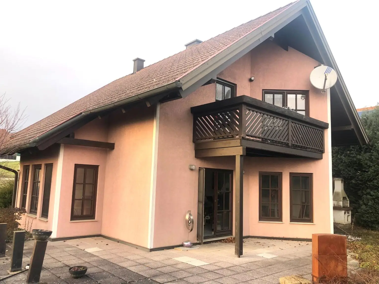 Hausansicht von Terrasse