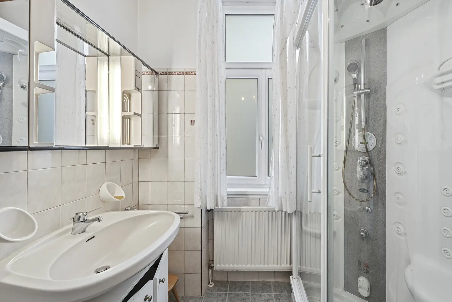 Altbau-Traum: Zwei Zimmer mit Freifläche (in Bau)
