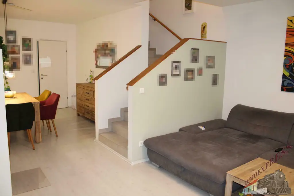 Sehr gut gelegenes Eckreihenhaus mit Garage, Garten & Pool sowie Infrarotkabine im Keller