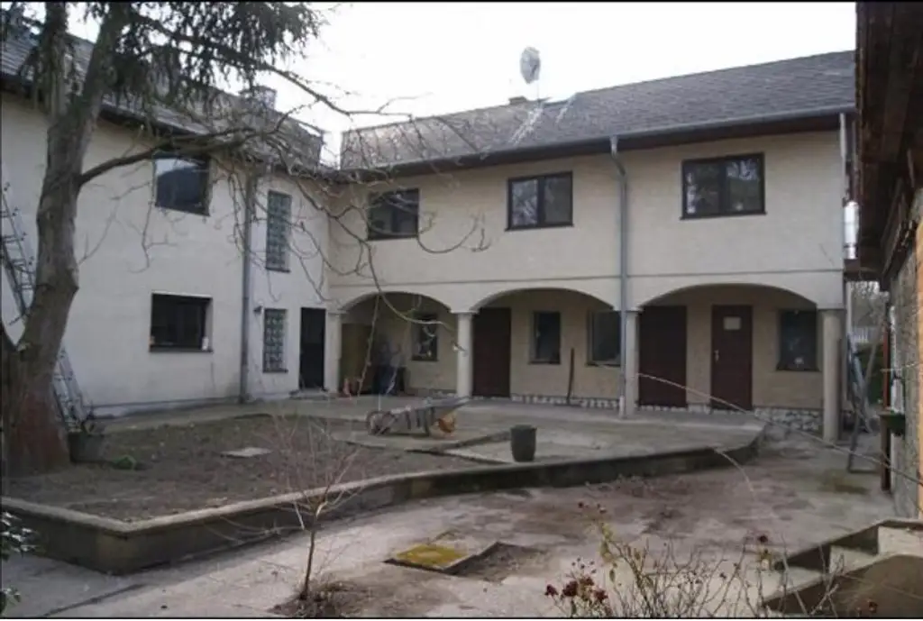 Provisionsfrei und Preisreduziert !! Haus mit 2 Wohneinheiten, 256m2 Wohnfläche, 8 Zimmer - 12 Gehminuten zum Bahnhof