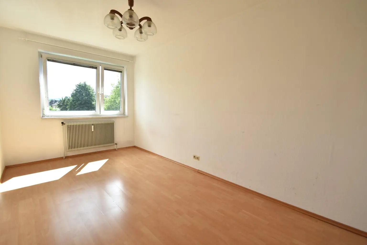 Geräumige 4 Zimmer Wohnung mit Loggia und Garagenstellplatz!