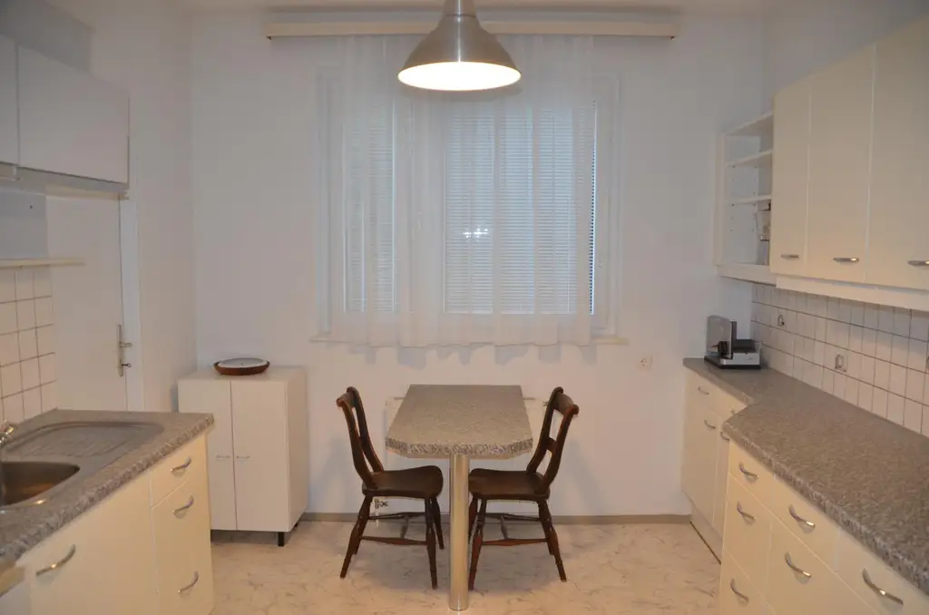 Helle 5-Zimmer-Wohnung mit großem Balkon - WG tauglich!