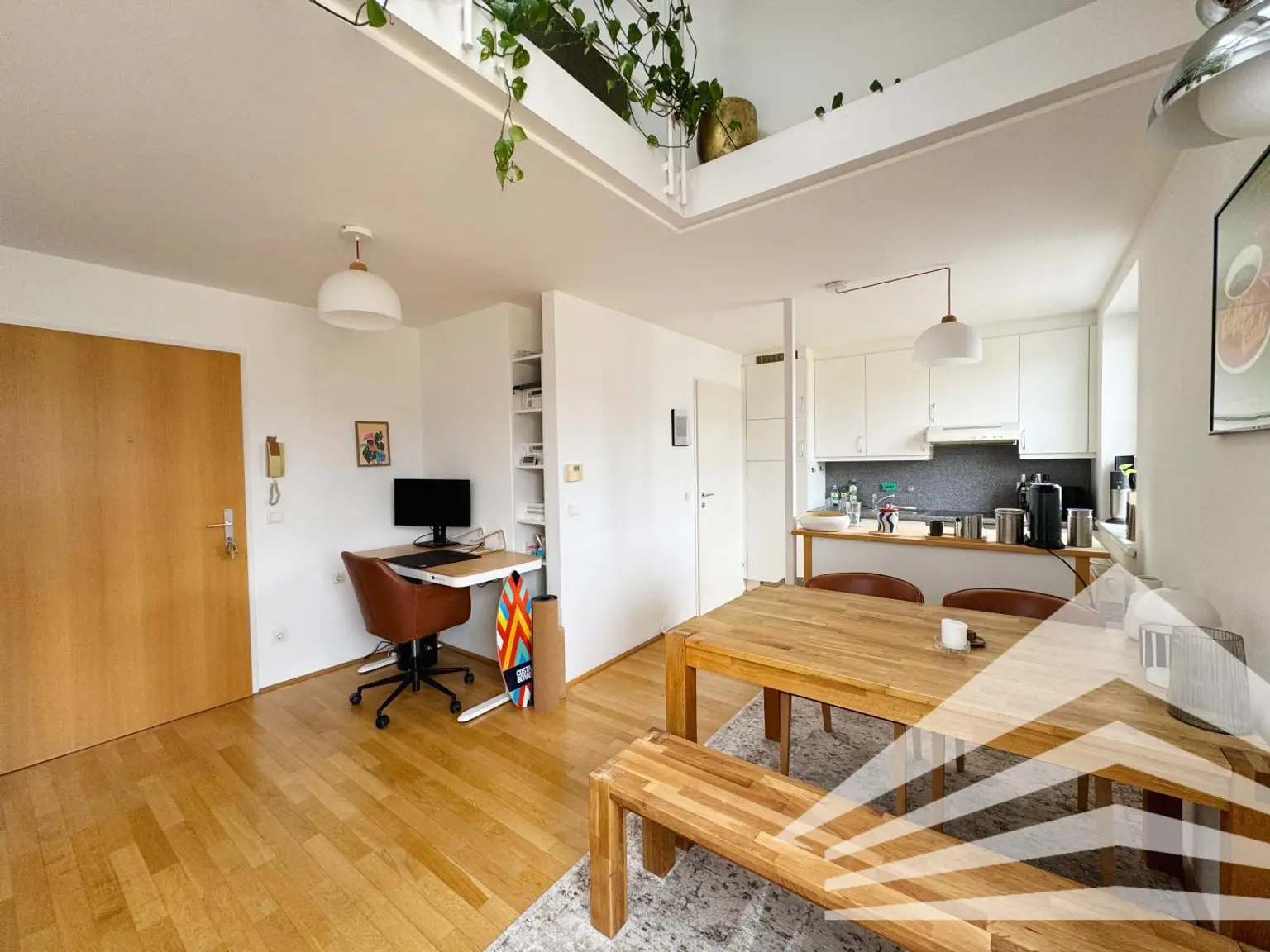Ruhige 2 Zimmer DG-Galerie-Wohnung mit Küche in bester Zentrumslage