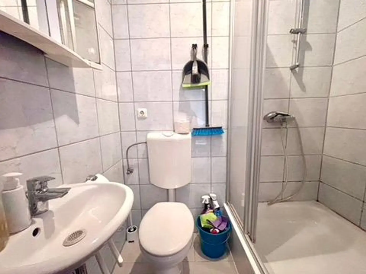 Gepflegtes Mini-Apartment mit Badezimmer und Balkon in zentraler Lage! Nähe BMW, SKF!!!