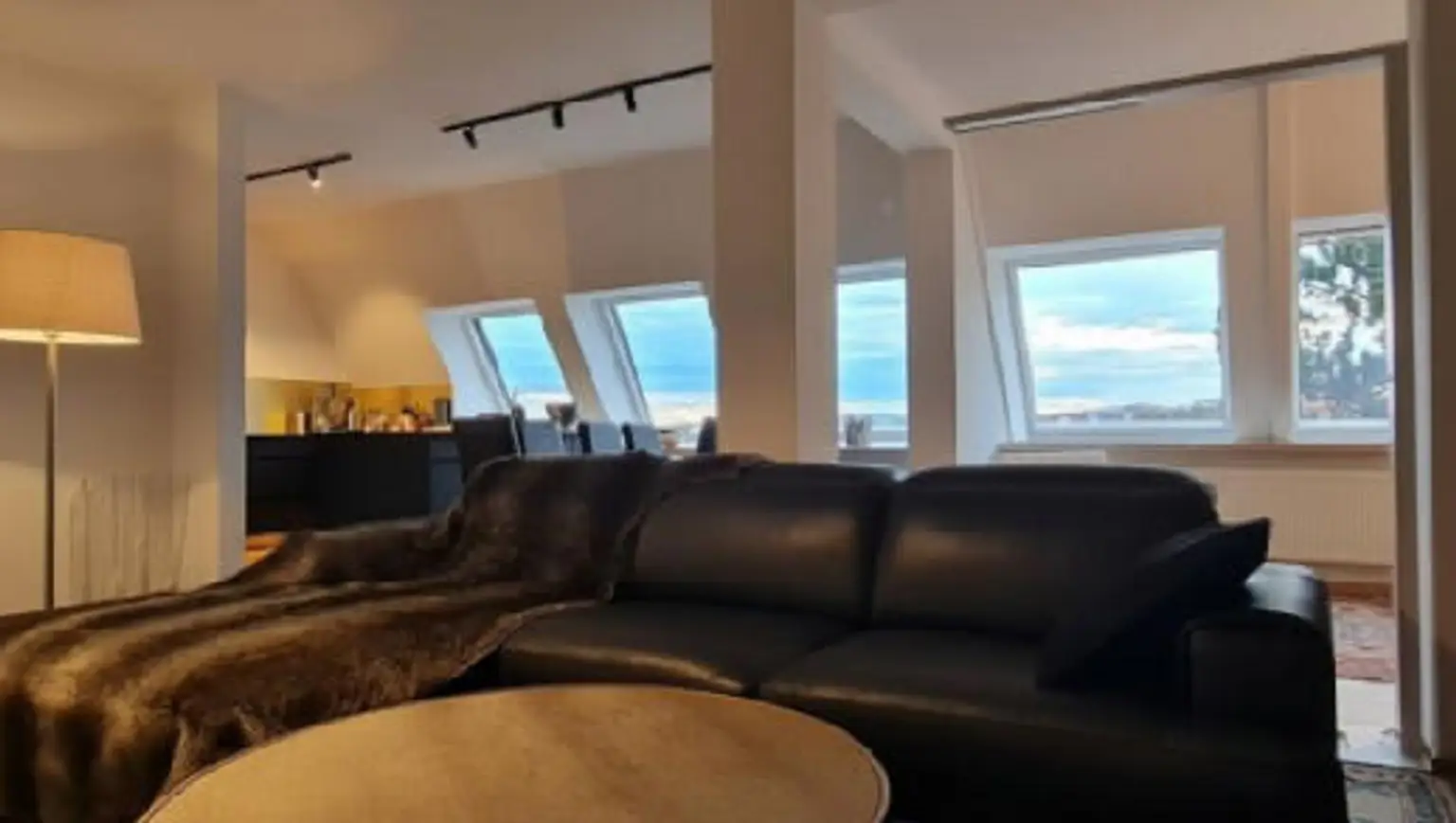 Exklusive Dachgeschosswohnung mit gemeinschaftlichem Pool und Weitblick in absoluter Ruhelage – gegenüber der Sternwarte