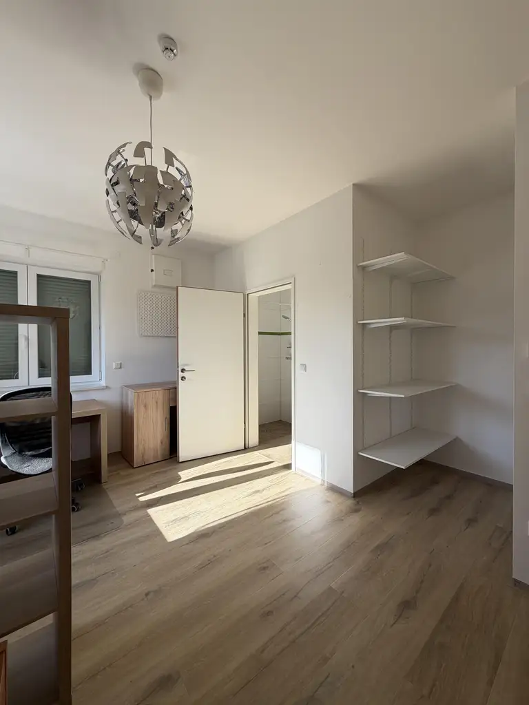 MODERNE MÖBLIERTE WG-ZIMMER - NÄHE BULGARIPLATZ