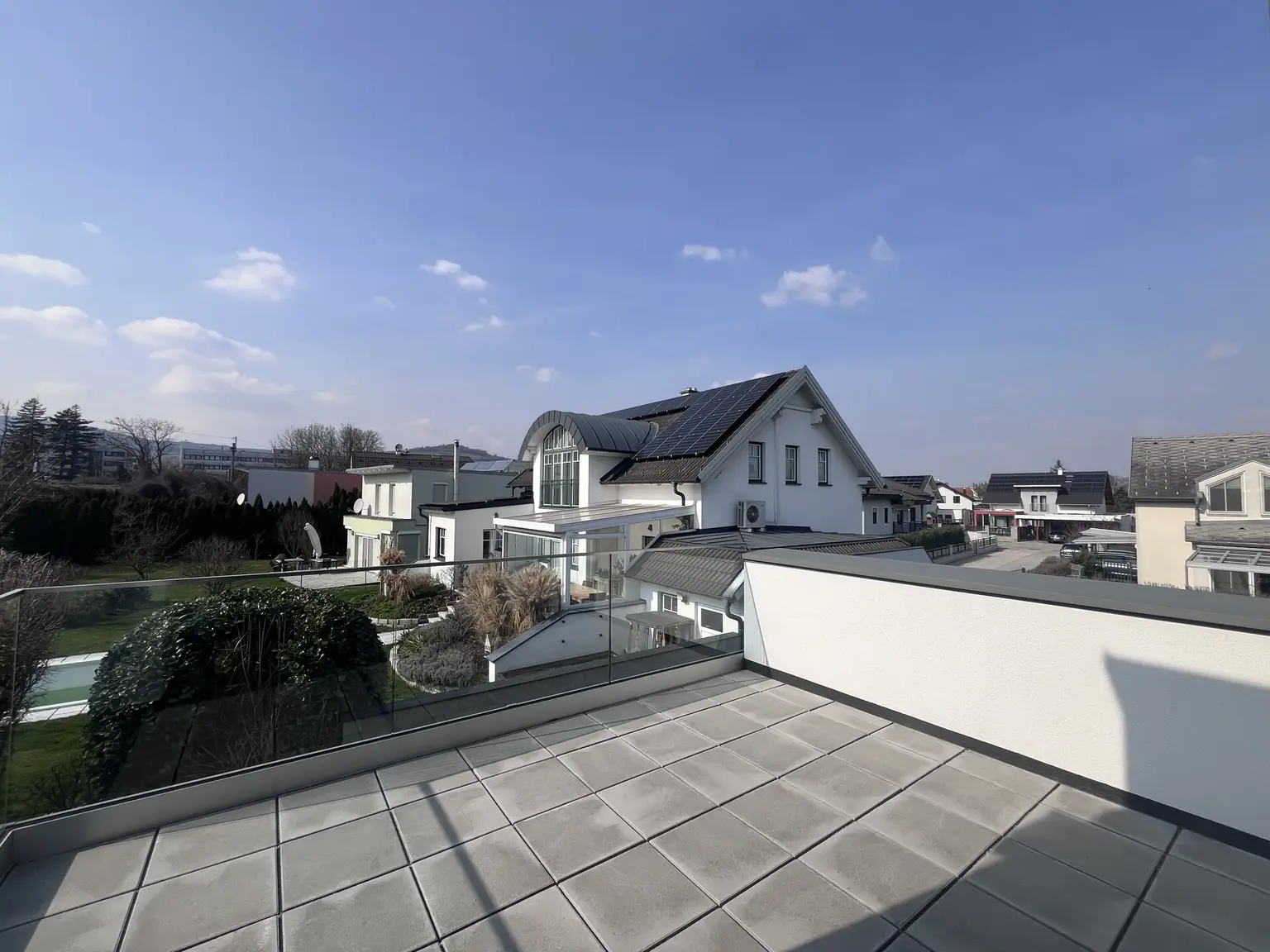 Erstbezug !! Traumhafte Doppelhaushälfte , Wohnkeller  mit Garten und 2 Stellplätzen!