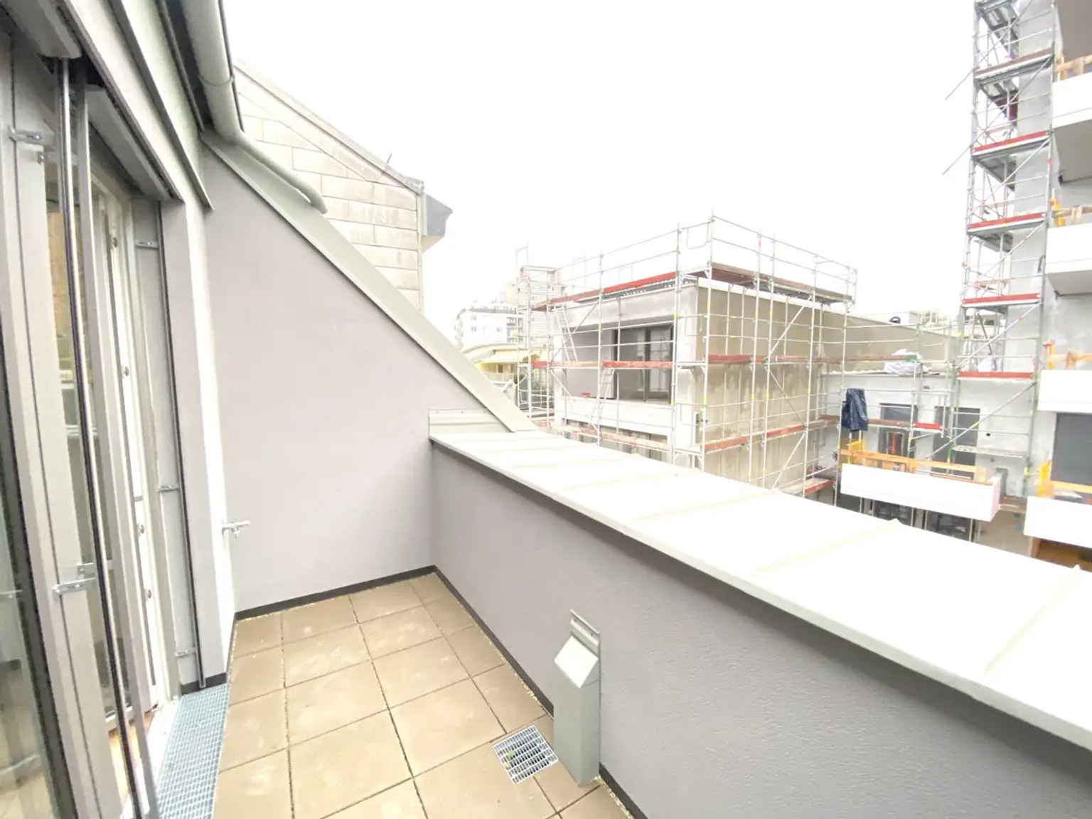 ERSTBEZUG - Sonnige 3 Zimmerwohnung mit Dachterrasse - 2 bedroom Apartment with terrace