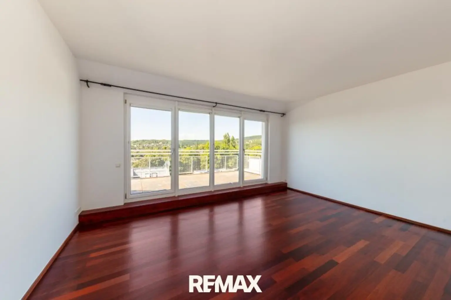 Masterbedroom mit Ausgang auf die Terrasse