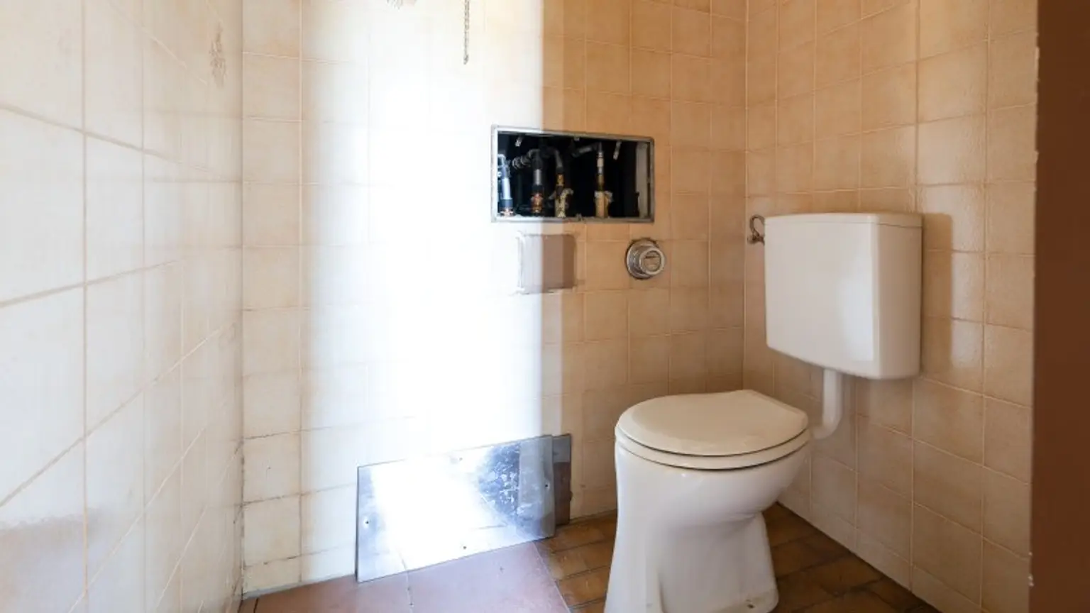 Renovierungsbedürftige 3-Zimmer-Wohnung mit Loggia in Leopoldsdorf – Ihr neues Zuhause!