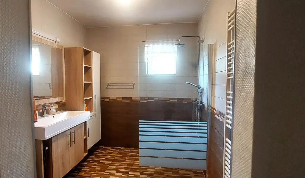 Großzügige Villa mit mehreren Wohneinheiten für viele Nutzungen