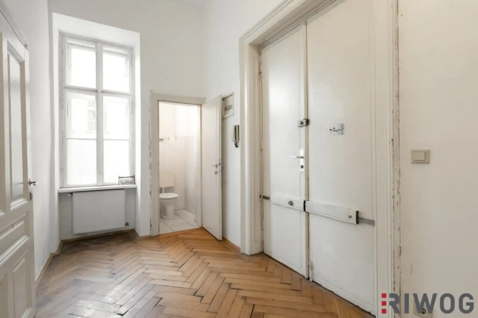 NÄHE 1. BEZIRK, DONAUKANAL UND AUGARTEN | Stilaltbauwohnung mit Potenzial | ca. 3,60 m Raumhöhe | Teils Hoflage | Rembrandtstraße