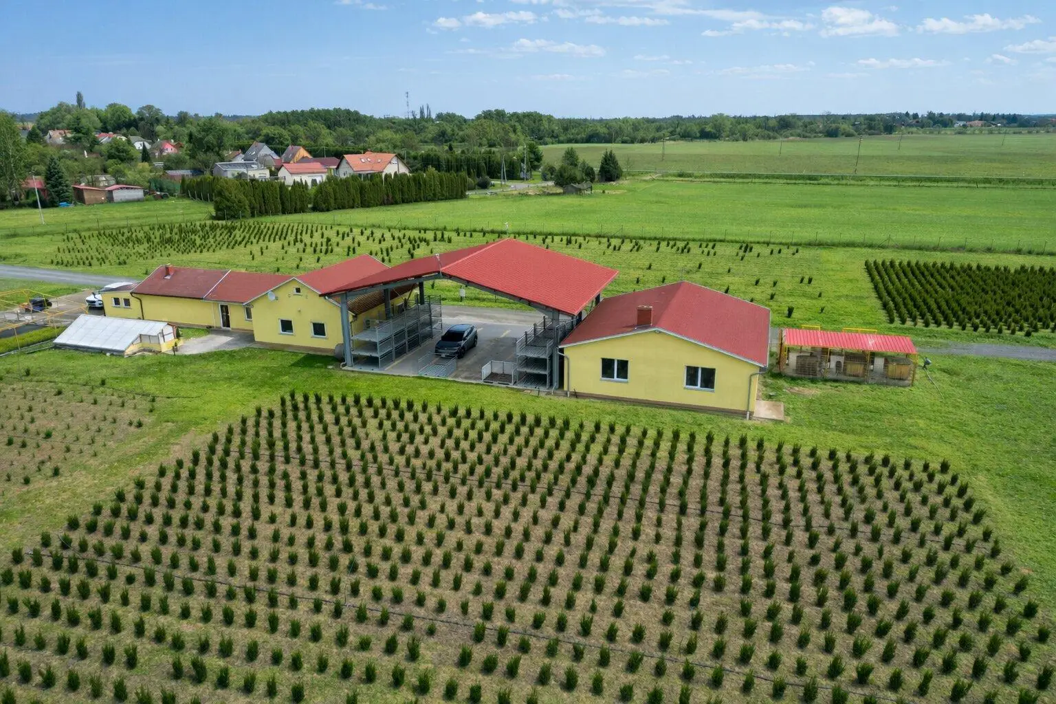 Betriebsgebäude mit überdachter Ladezone