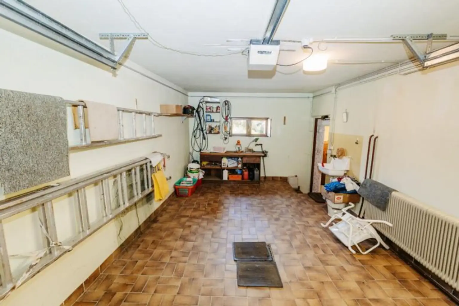 Elegantes, gepflegtes Einfamilienhaus mit Garage und uneinsehbarem Garten, Altbaumbestand