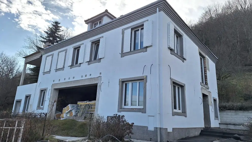 Edelrohbau-Villa, Herrschaftlicher Wohnsitz am Fuße des Kahlenberges an der Donau. Teilrestauriert entkernt und komplette Ausbauplanung.