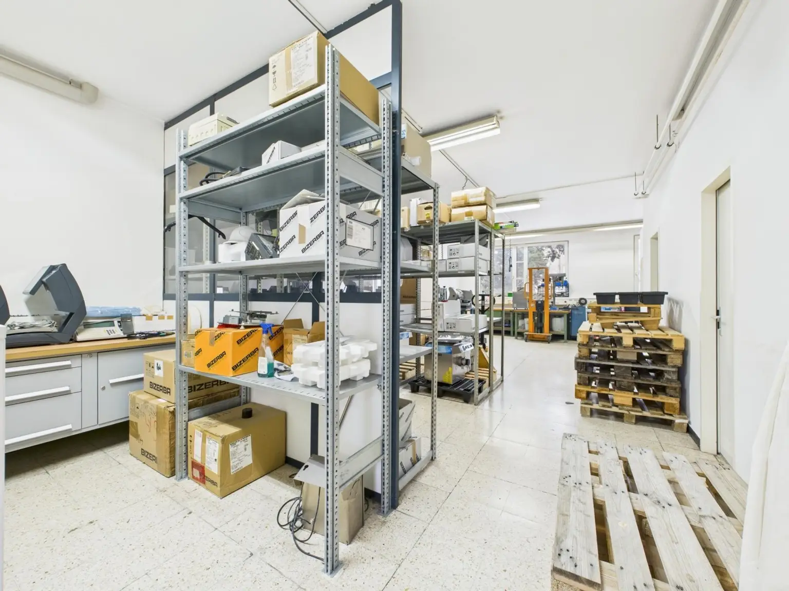 LINZ/STADT: Vielseitig nutzbare Geschäfts- Büro- bzw. Ordinationsfläche mit einer Gesamtgröße von 215,48 m²  + PARKFLÄCHE ca. 70 m² zu erwerben