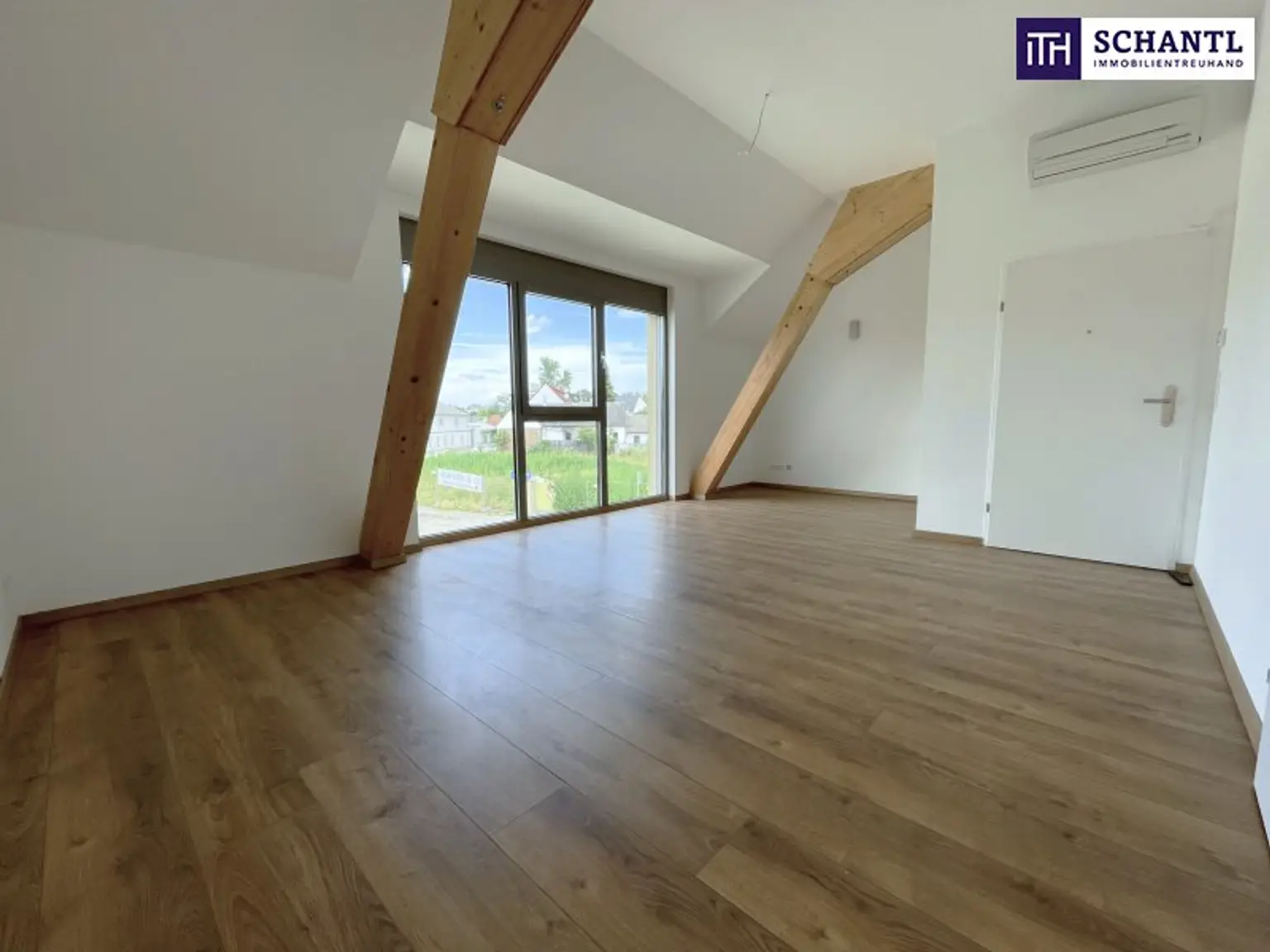 Großzügig. Hell. Ungestört. Penthouse-Feeling mit riesigen Fensterfronten und 40 m² großer Terrasse im Zentrum von Unterwaltersdorf!