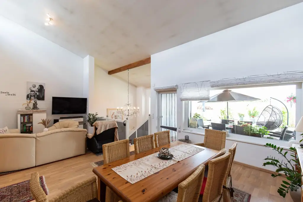 Besonderes modernes Wohnhaus mit kleiner Halle in Parndorf