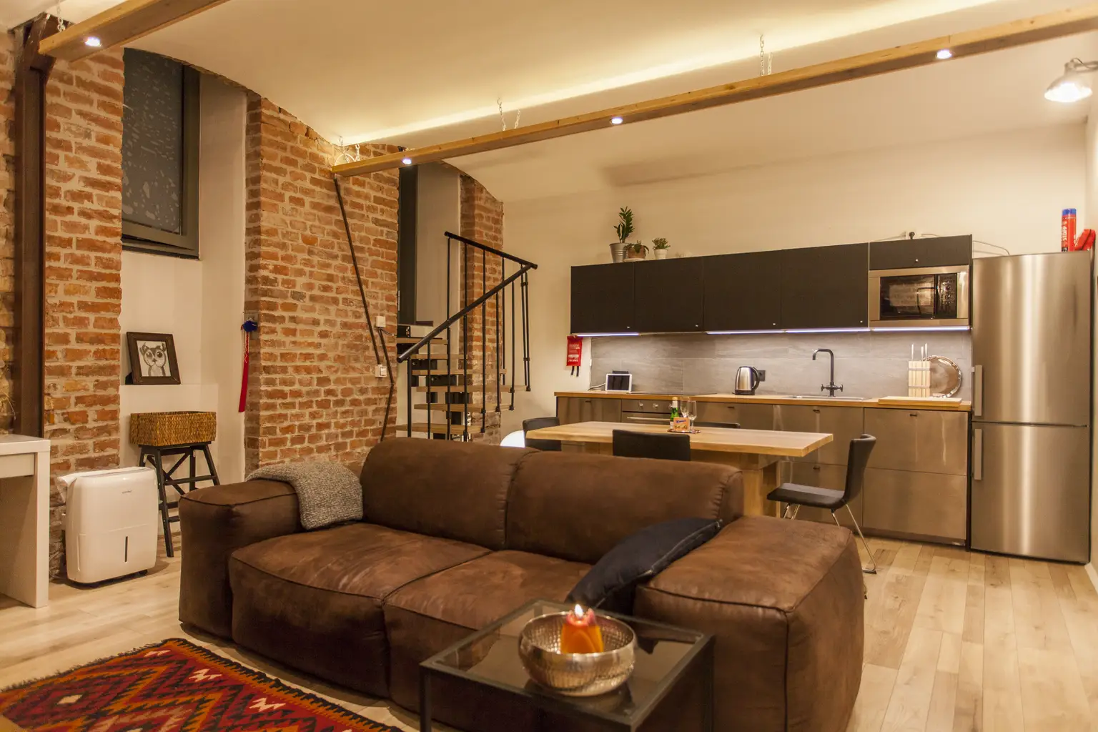 Moderne Souterrain Loft im Altbaustil ~ Kompakt eingerichtet ~ AKH Nähe ~ Gute öffentliche Anbindungen