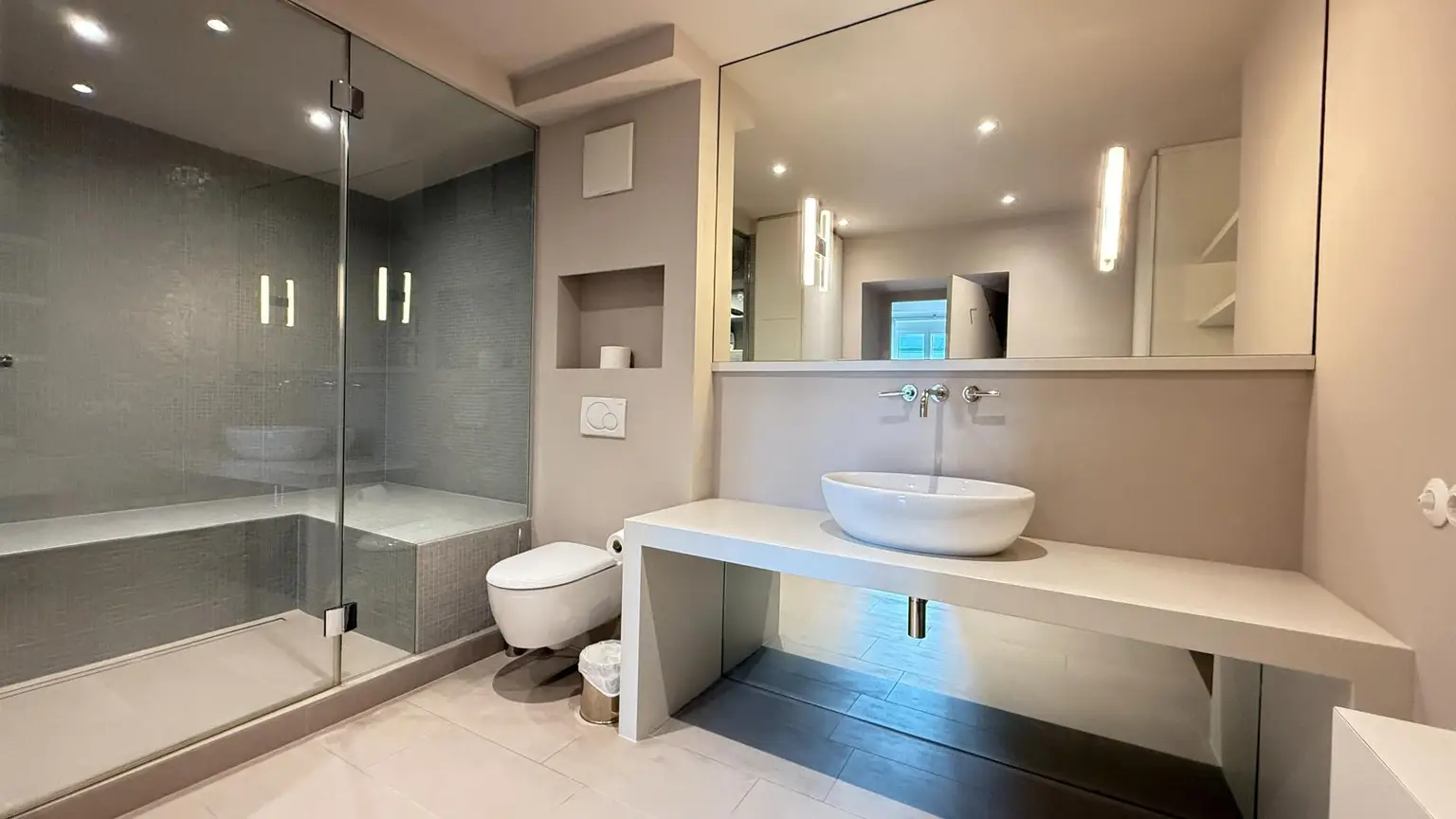 Badezimmer mit Dampfbad