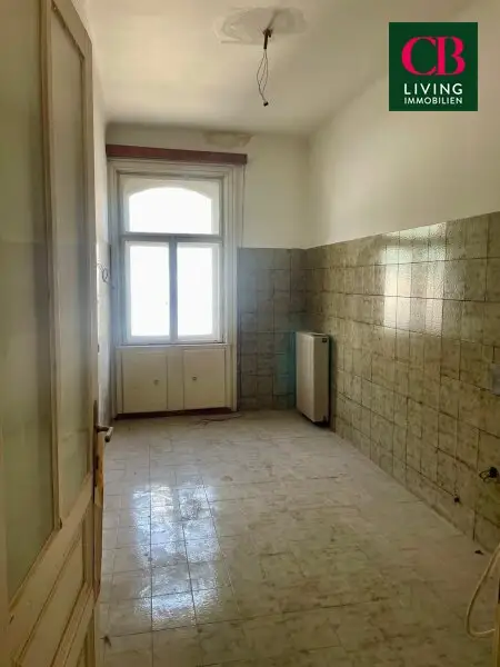 Sanierungsbedürftige Wohnung in einem klassischen Jahrhundertwendehaus