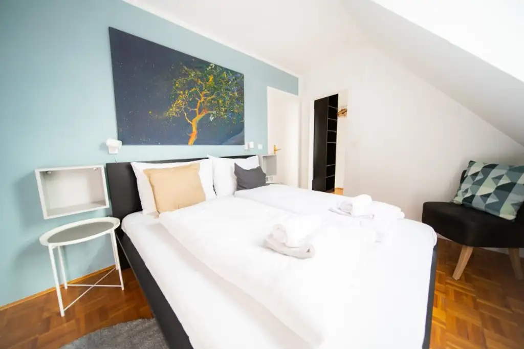 Charmante und helle Masionette-Wohnung ! Wunderschön möbliert !