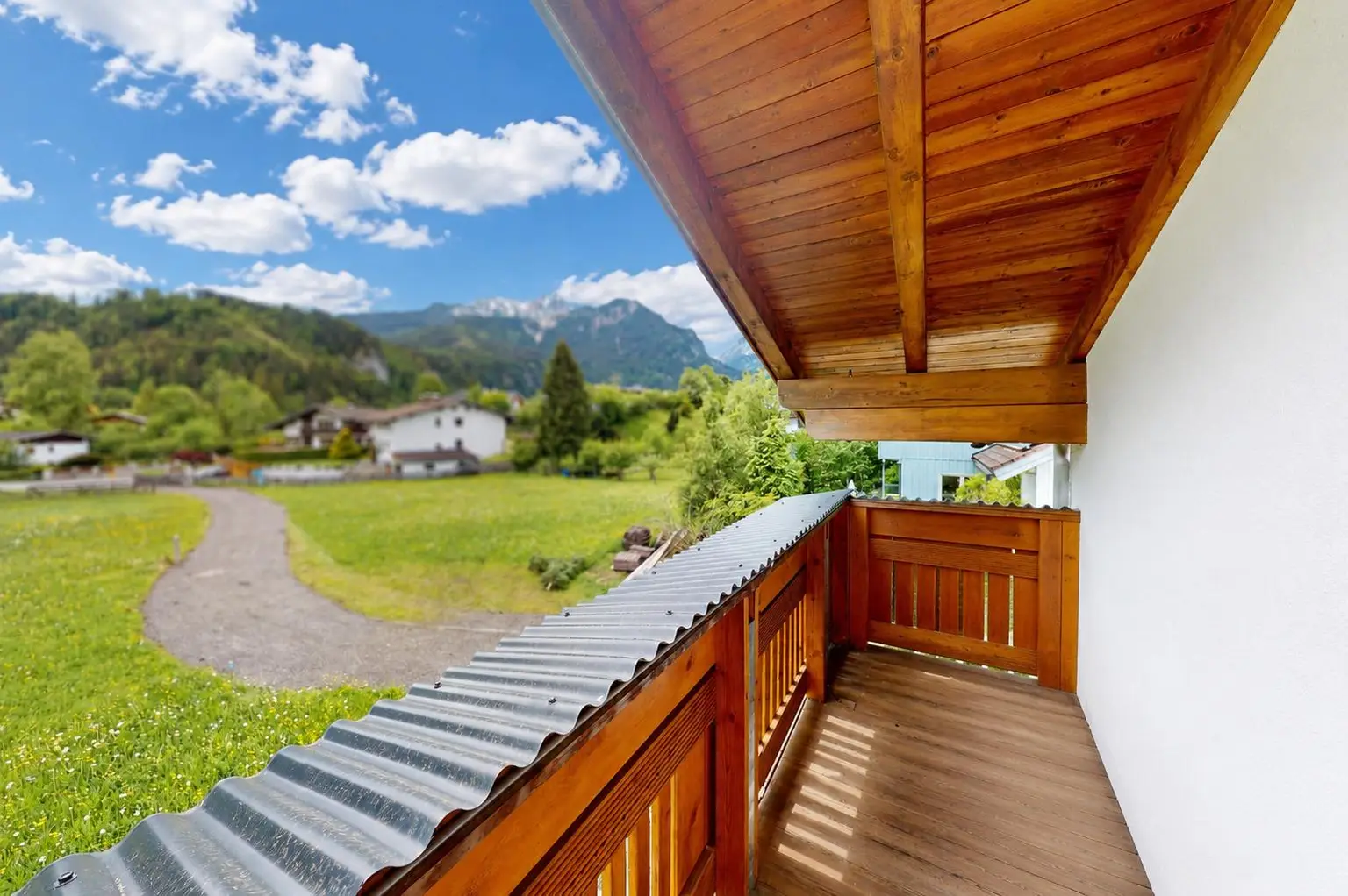 Pflach - Haus - Balkon.