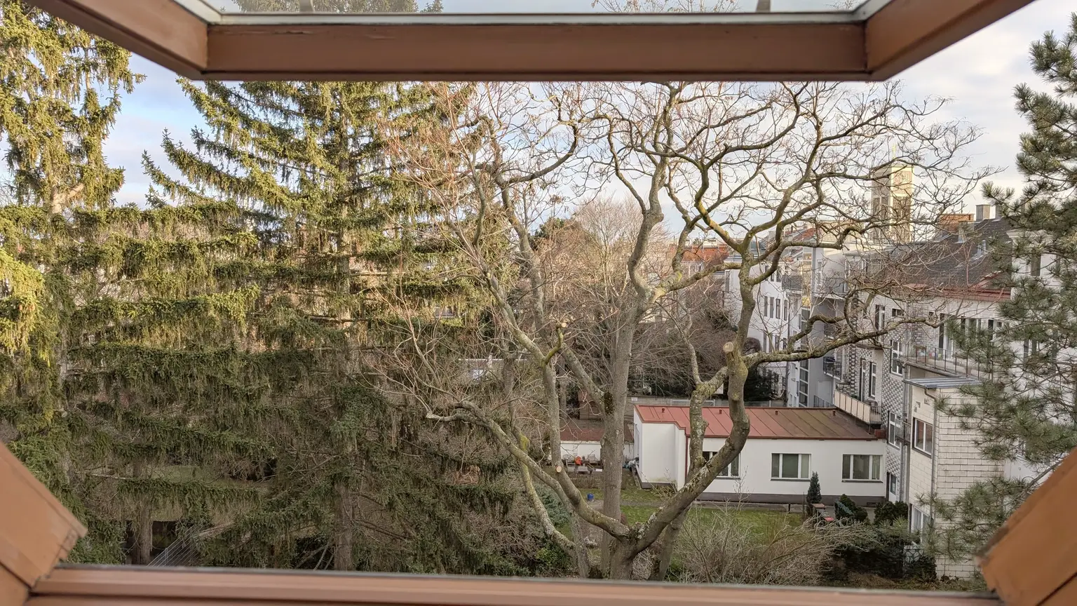 Moderne Dachgeschoß-Garconniere in ruhiger Lage Nähe U4-Unter St. Veit!