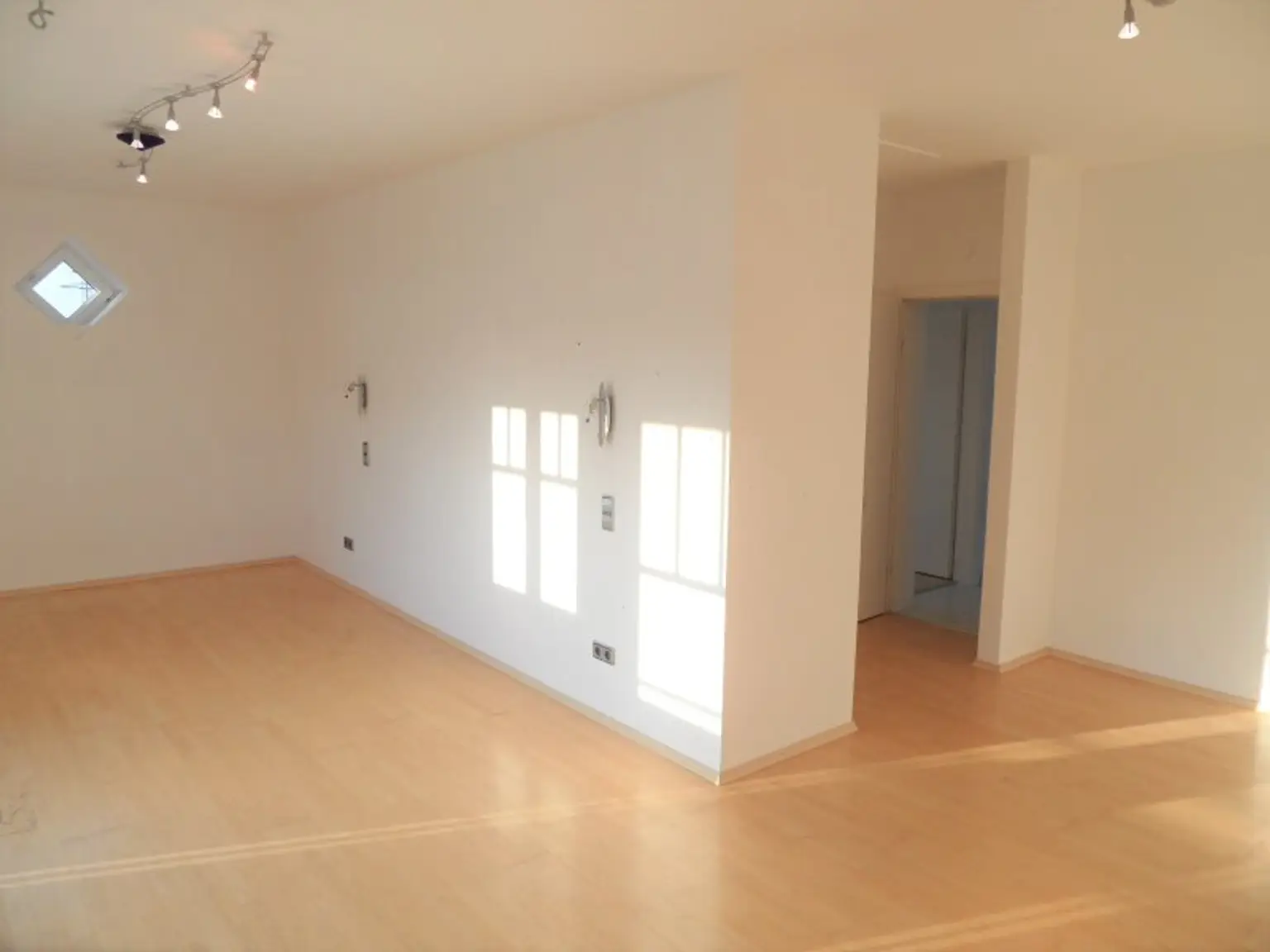 >> MIETHAUS mit 6 ZIMMER, DOPPELGARAGE, KELLER und EIGENGARTEN, am ORTSRAND!