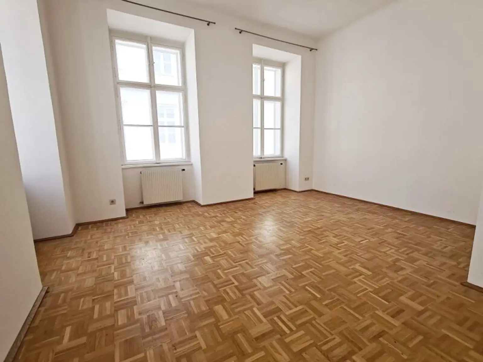SALESIANERGASSE, teilsanierte 86 m2 Altbau, 3 Zimmer, Küche, Wannenbad, Parketten, 2. Liftstock, Botschaftsviertel