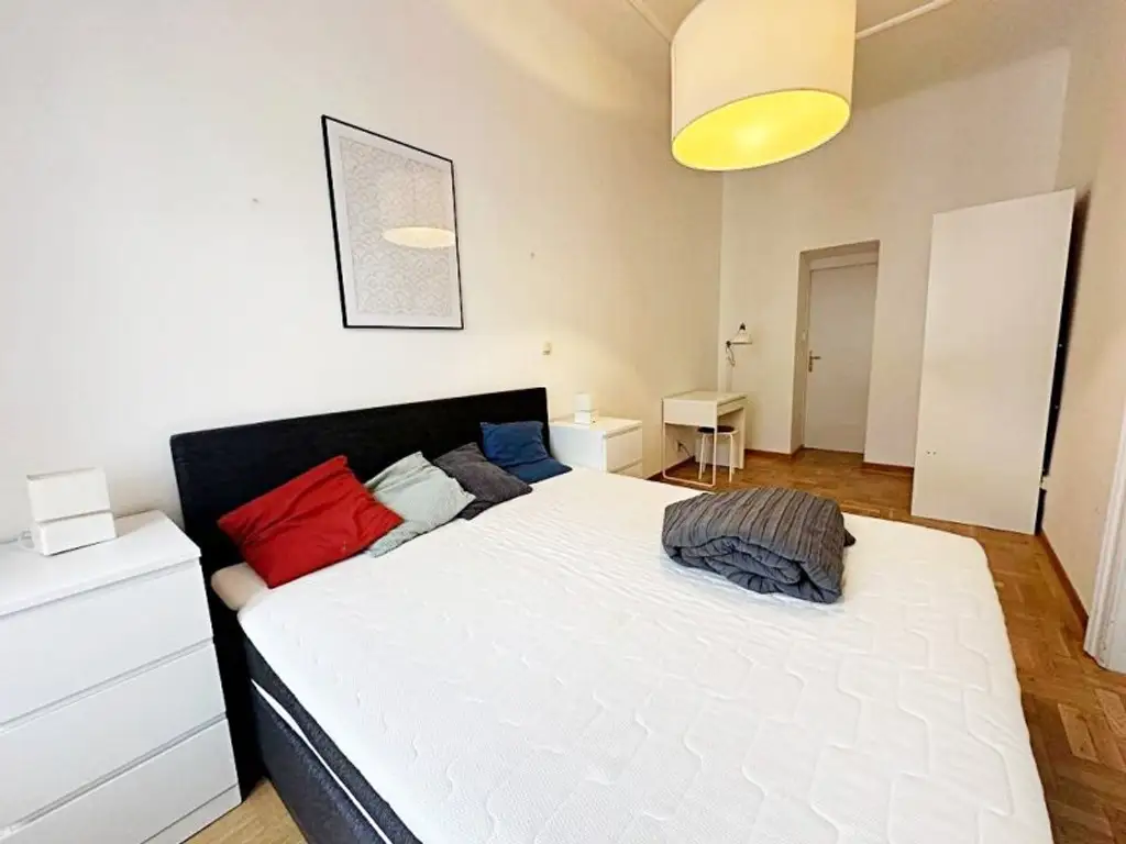OPERNRING, STAATSOPER, klimatisierte 106 m2 Altbau, 3 Zimmer, Möblierung möglich, Extraküche, 2 Bäder, 4. Liftstock