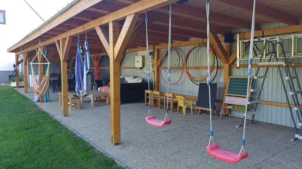 Vollkomfort Einfamilienhaus mit Pool, Sonnenterrasse und großem Garten