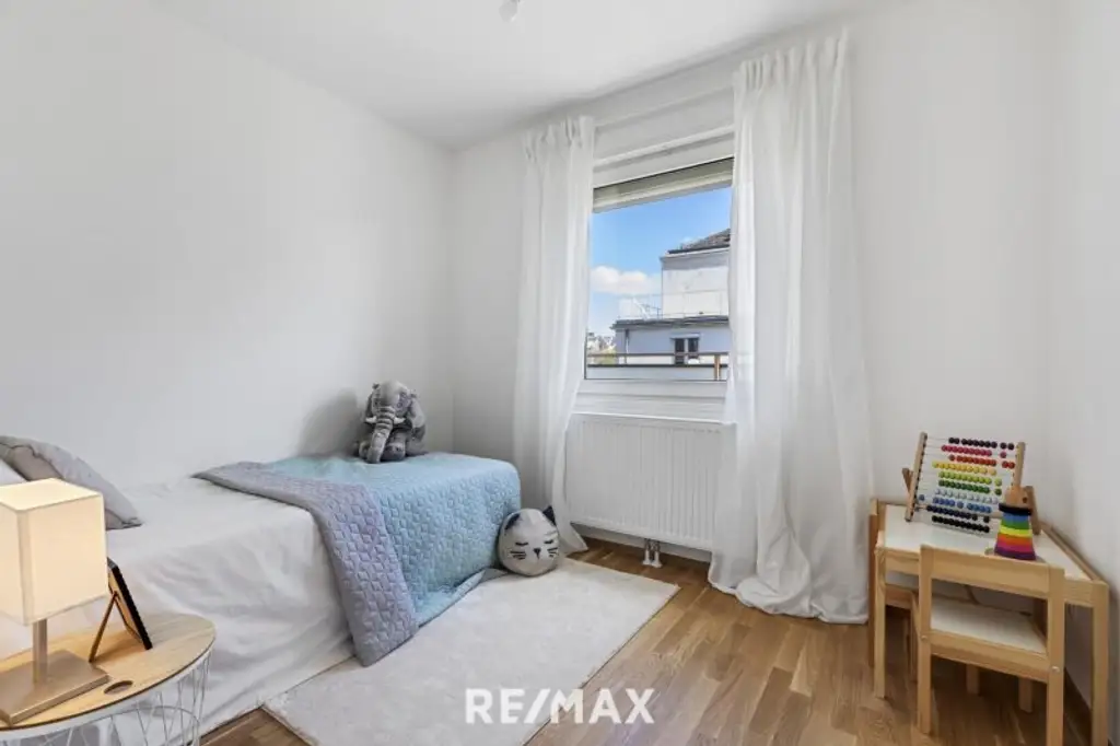 Erstbezug DG-Wohnung, 2 Terrassen, ruhig gelegen, Garage möglich.