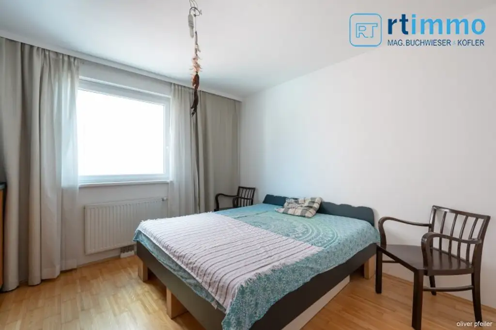 Himmelblau überall, 104m² mit über 23m² Freifläche auf 3,5 Zimmern. Atemberaubender Ausblick soweit das Auge reicht!