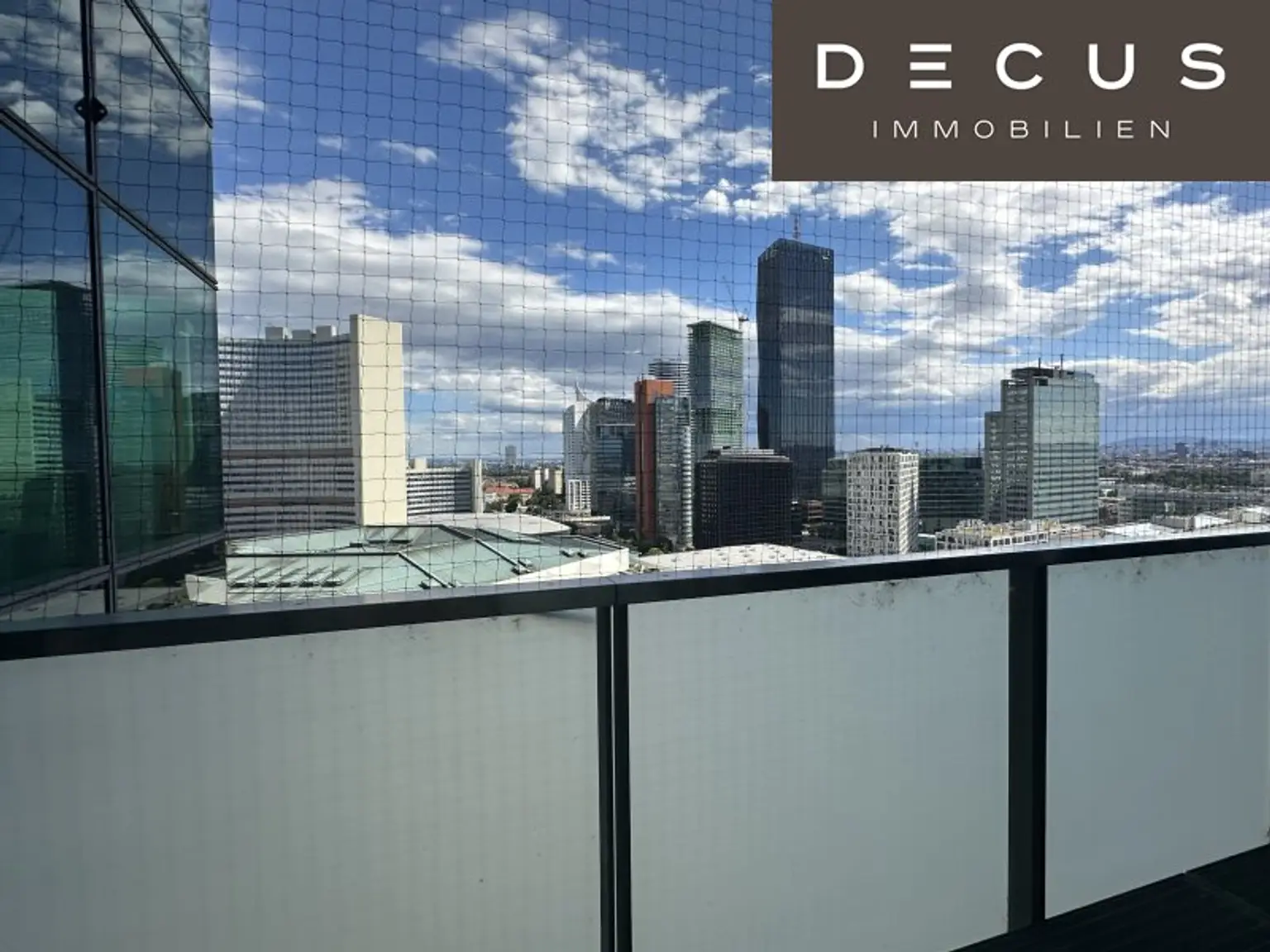 + + + BÜROS MIT AUSBLICK + + + IM SATURN TOWER + + +