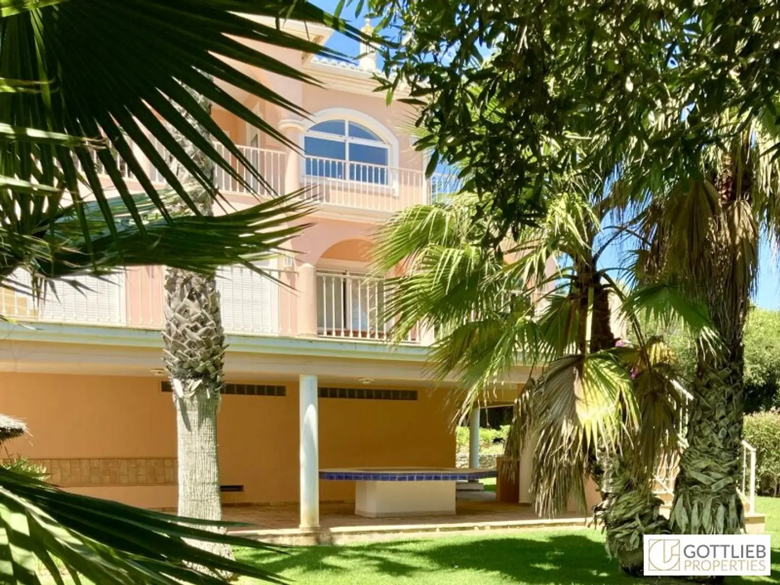 Uneinsehbare Villa mit Terrassen und großem Garten, Swimmingpool und Meerblick