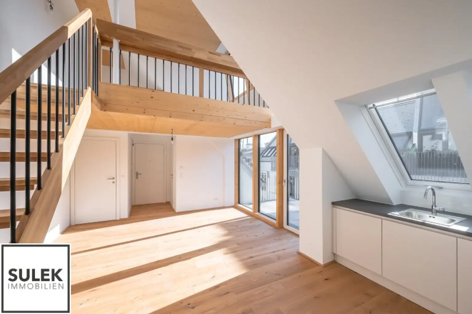 Erstbezug im Dachgeschoss mit offener Galerie-Ebene und tollen Lichtverhältnissen