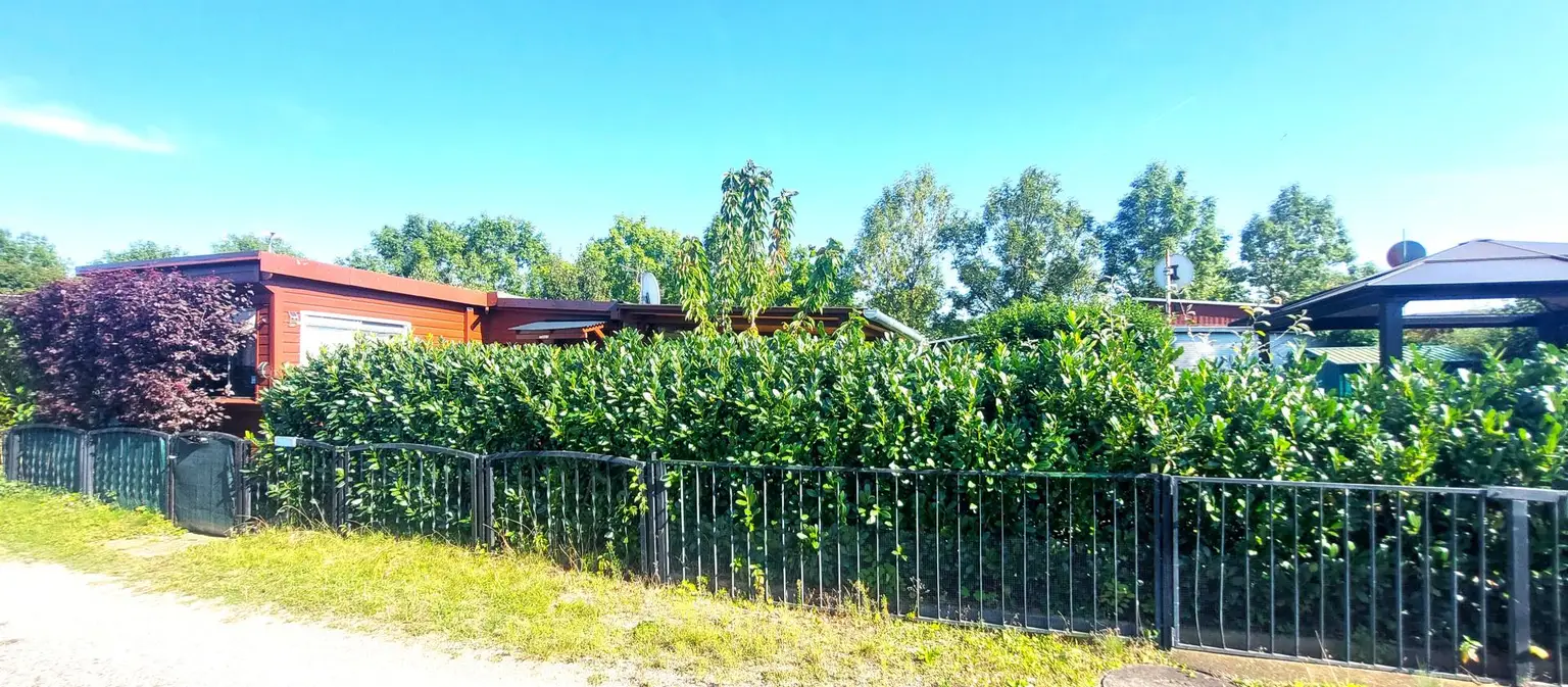 Mobilheim mit Terrasse auf Doppelparzelle