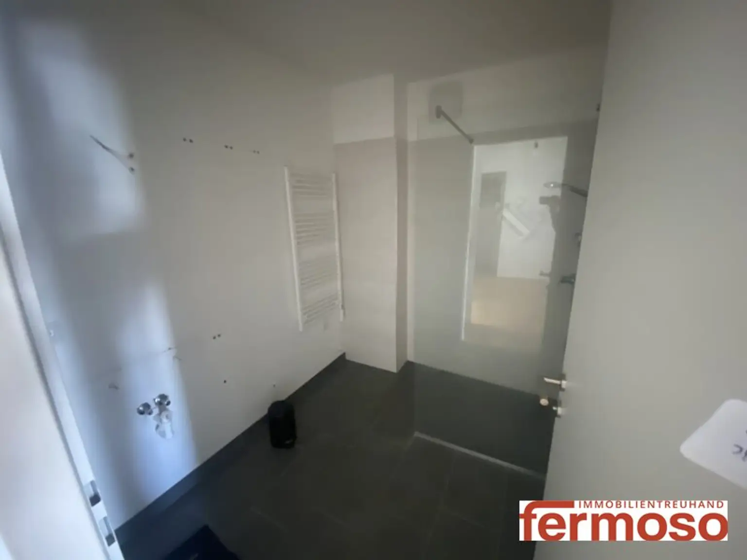 Helle 2-Zimmer Wohnung in einem Neubaukomplex