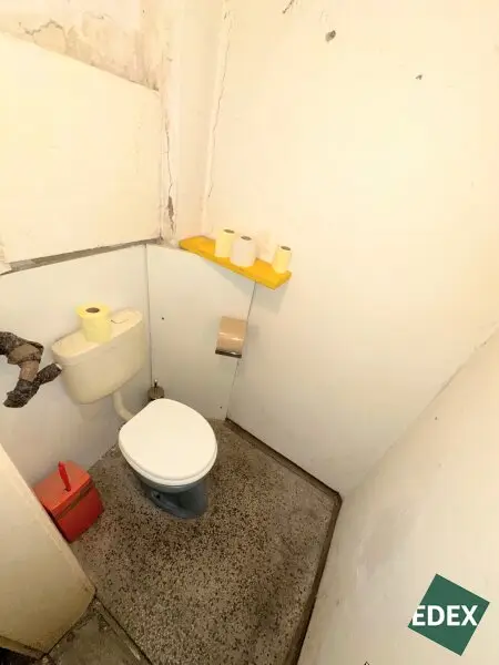 Sanierungsbedürftige 1-Zimmer-Wohnung in zentraler Lage