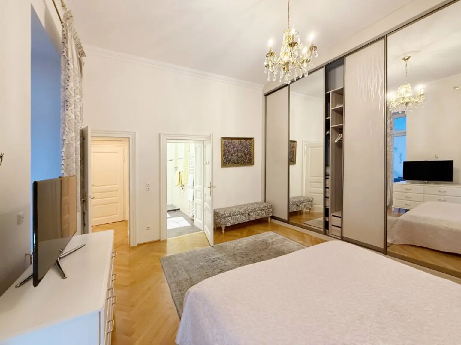 Fully furnished apartment - within walking distance to the 1st district, also available for short-term rentals.