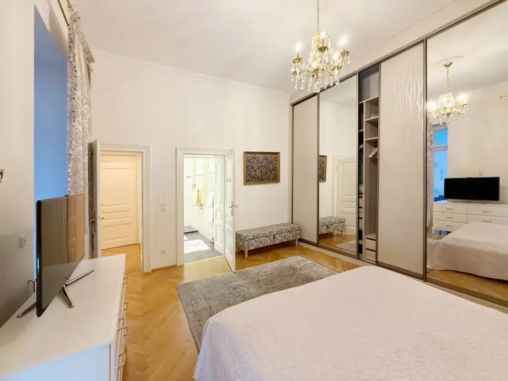 Fully furnished apartment - within walking distance to the 1st district, also available for short-term rentals.