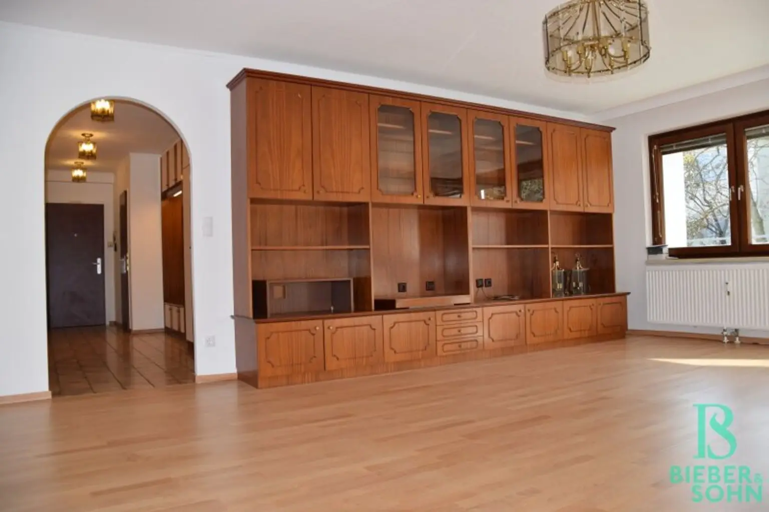 Eleganter "Retro-Style" - Großzügige, sonnige, ruhige Wohnung mit Süd-Loggia! 2 Garagenplätze!