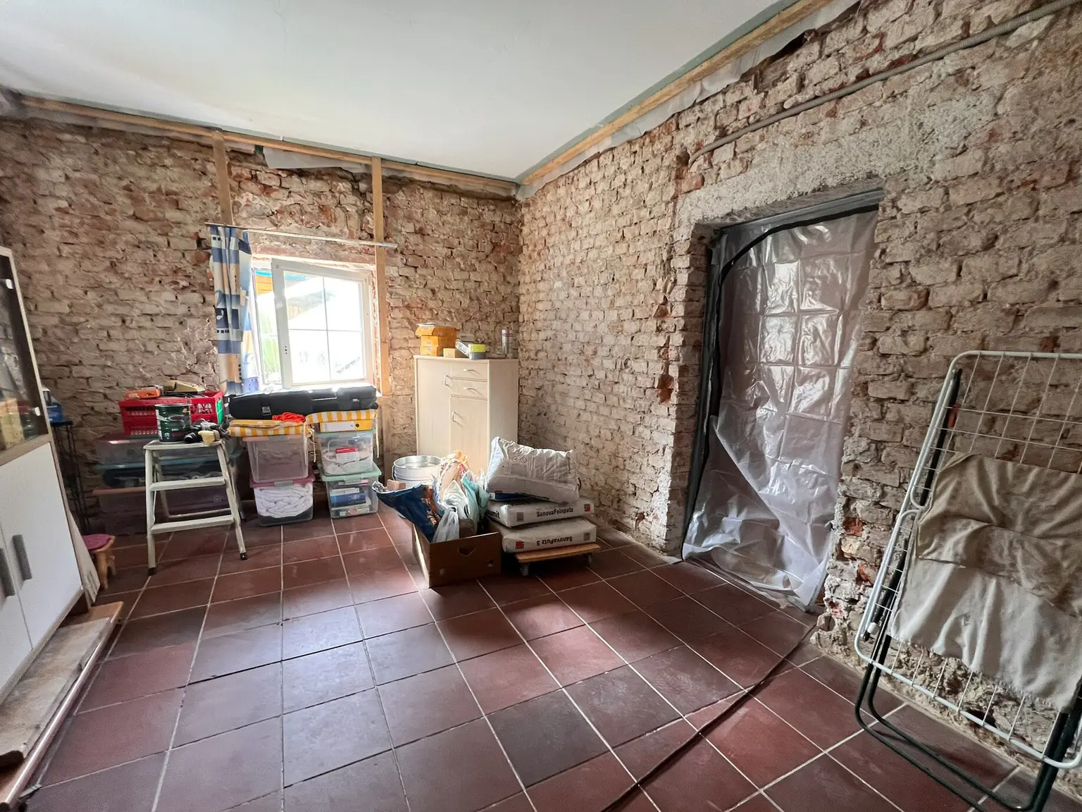 Sanierungsbedürftiges Wohnzimmer